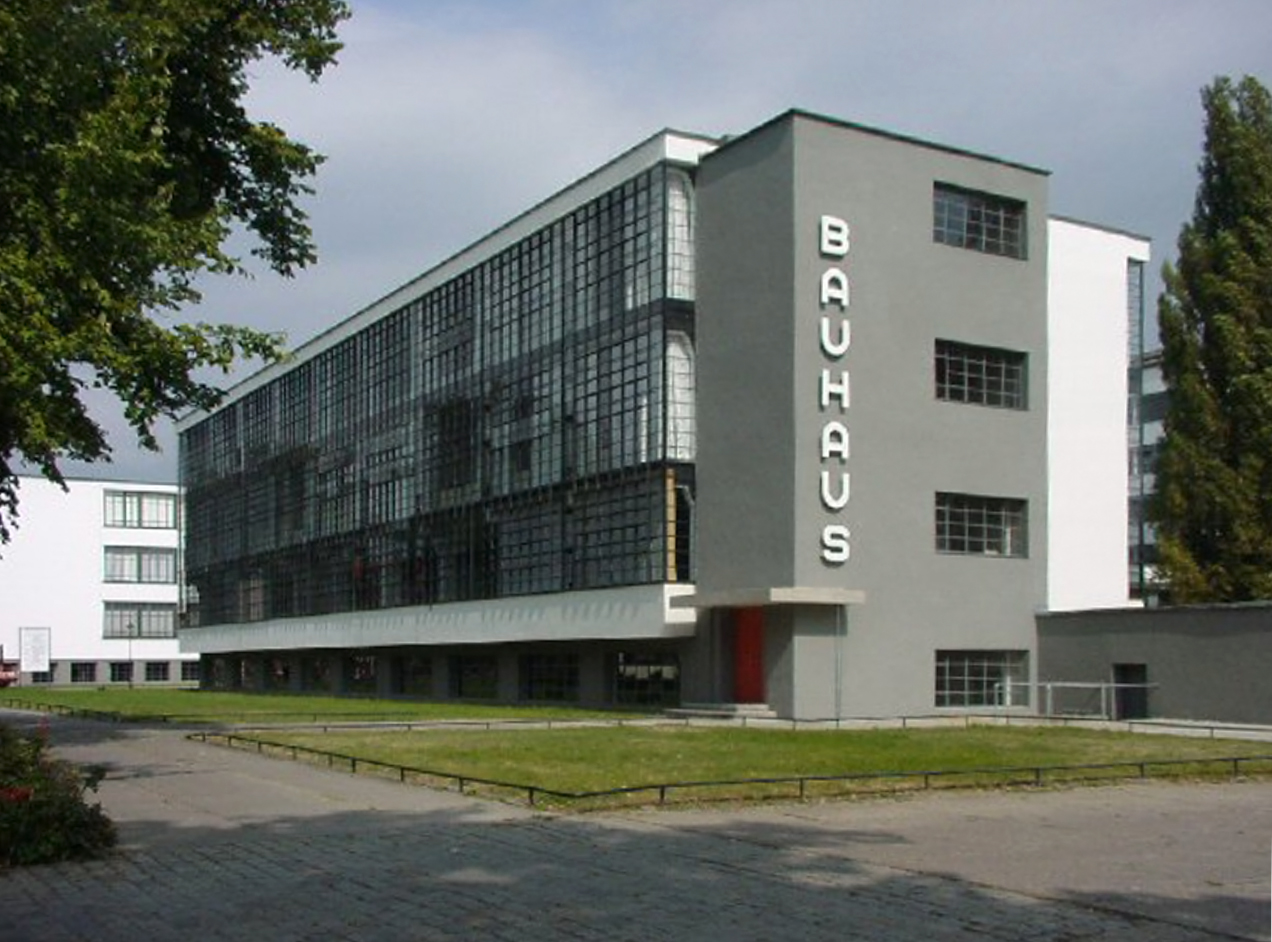 Le bâtiment du Bauhaus à Dessau de nuit, avec le lettrage vertical BAUHAUS sur la façade